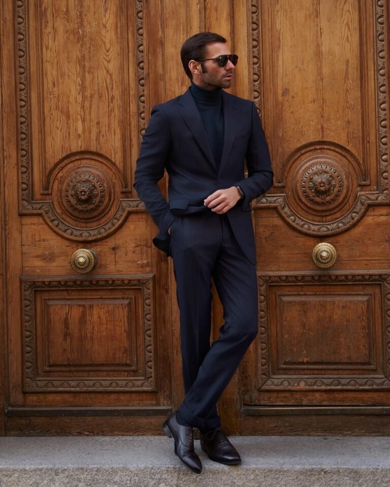 Instagram Old Money Style influencer Carlos Galluzzo in a navy blue tailored suit from Silbon Moda