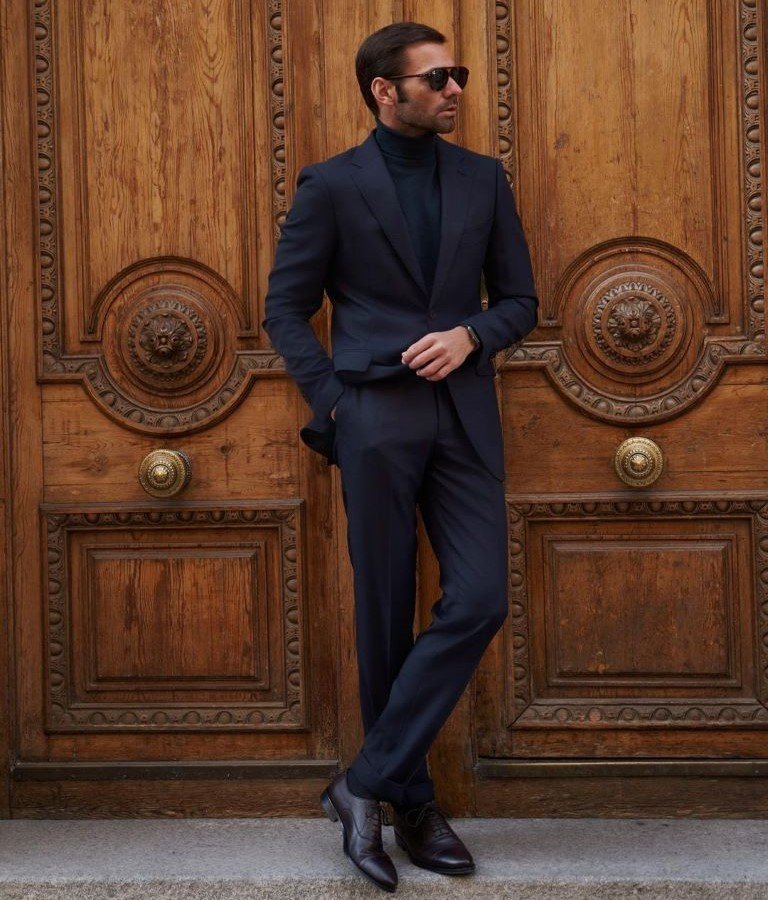 Carlos Galluzzo in a tailored navy suit from Silbon Moda